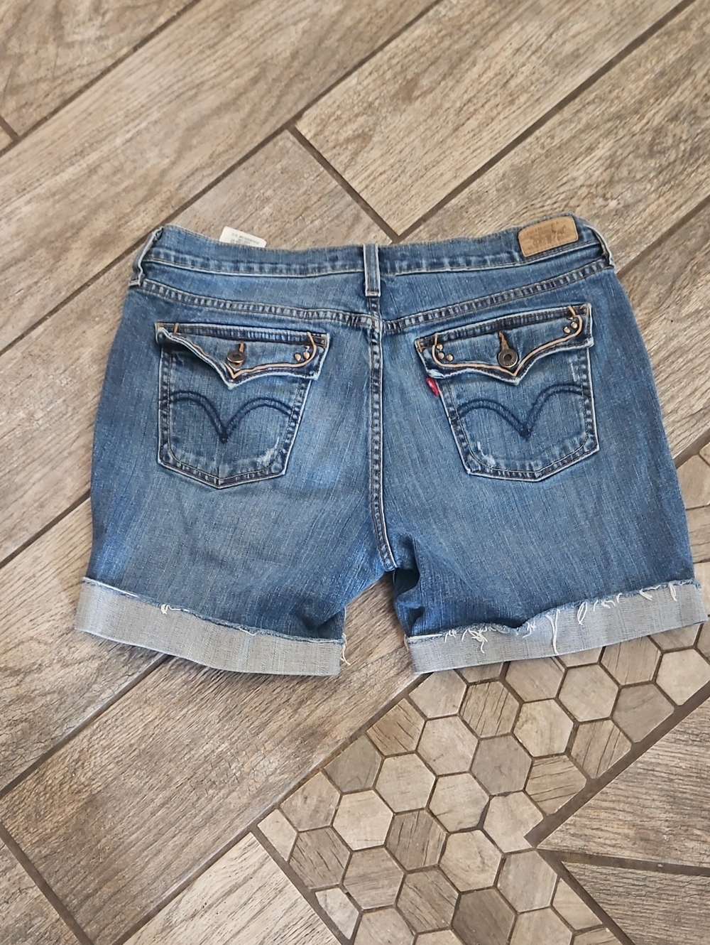 Levi's Women's Medium Blue Denim Rolled-Hem Shorts Size 12 - Picture 1 of 5
